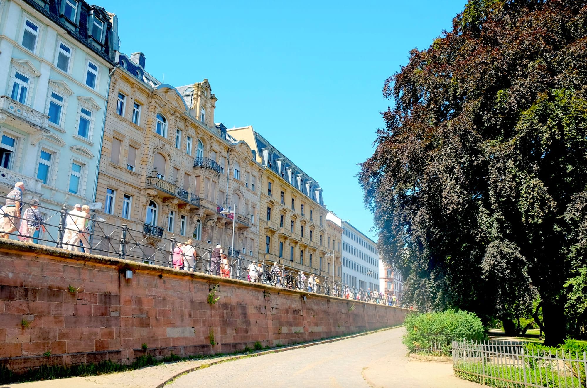 有名レストランがあるクルーズで料理も居心地も贅沢に