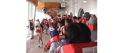 7. 救命胴衣を着て甲板へ!