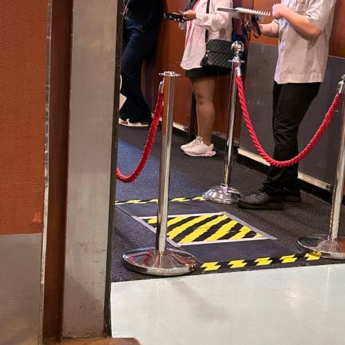 テンダーボートに乗る条件として、一人でこの幅を渡れるか、厳重なステップチェックあり。