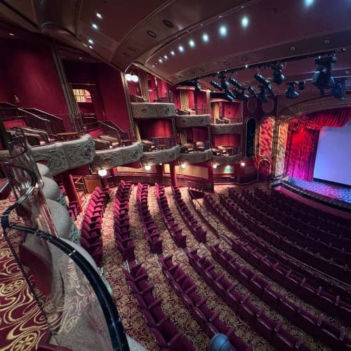 シアター
トークコメディ2回
ソロシンガー2回 日本語で「枯葉」を歌ってくれた!
別のソロシンガー1回
ビートルズ1回
プロダクションショー1回