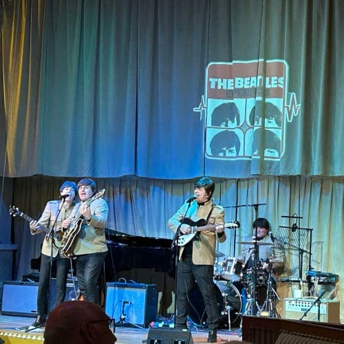 ビートルズは大人気。
シアターとクイーンズルームで、演奏。