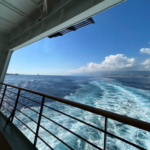 メッシーナ海峡通過。一番狭いところは3キロ。
1周できるのはデッキ3。海面が近く、航跡を眺めるのに最適。