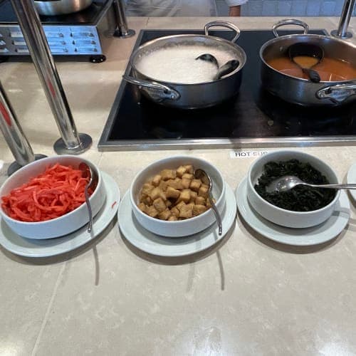 リドには、毎日味噌汁がありました。
紅ショウガ、揚げた豆腐、わかめ、フライドオニオン。