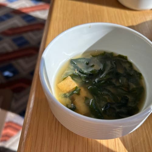 リドの味噌汁。普通に日本のお味噌汁でした。味はOK。お箸もあります。